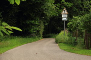 „Radfahrer absteigen“ am Lamsbacherhof