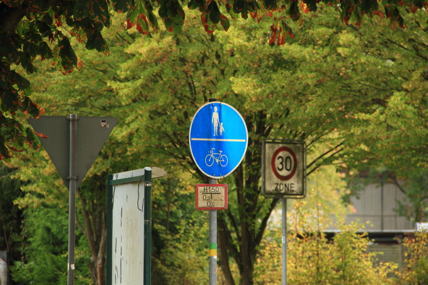 Blaue Schilder in Tempo-30-Zonen