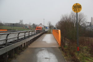 Spiegelglatter Geh- und Radweg