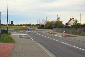 Zähes Blau am Vollpfosten-Kreisel