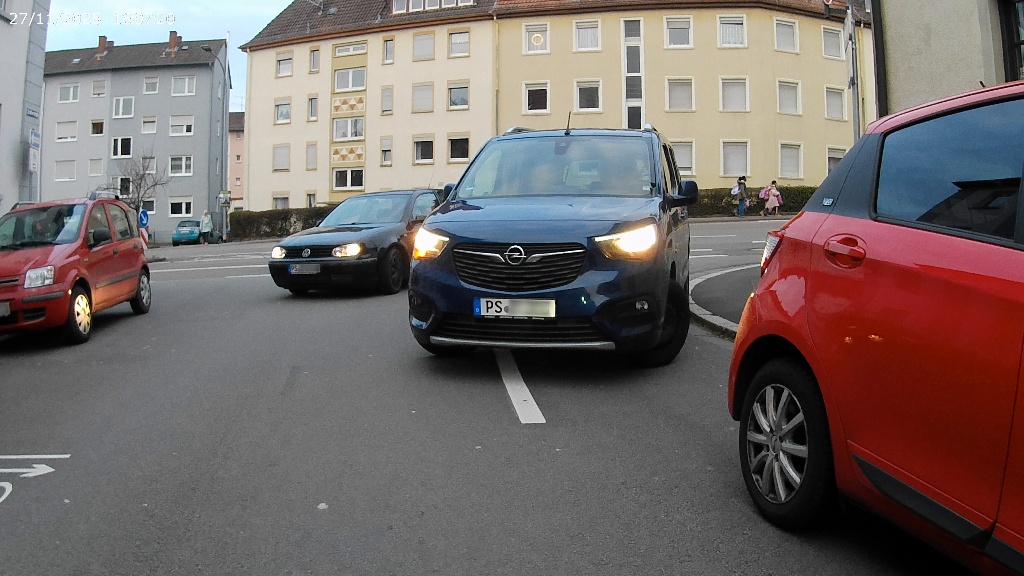 Ein Taxifahrer blockiert die Schillerstraße