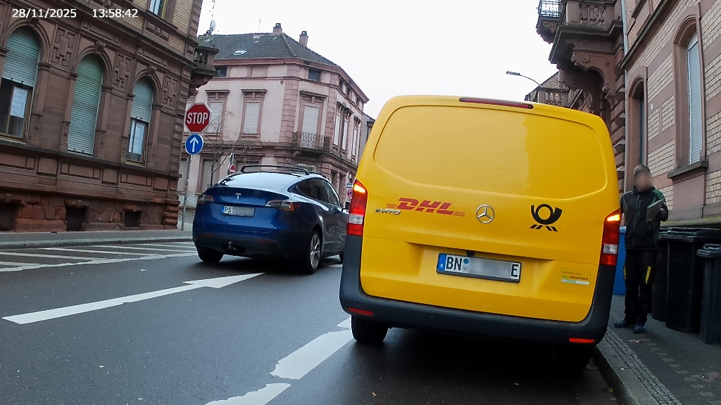 DHL auf dem Radstreifen in der Teichstraße